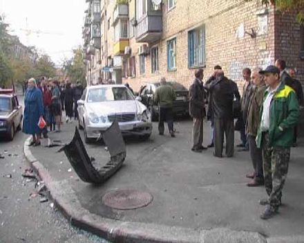 В Киеве иномарка сбила коляску с ребенком (фоторепортаж)