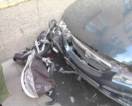 В Киеве иномарка сбила коляску с ребенком (фоторепортаж)