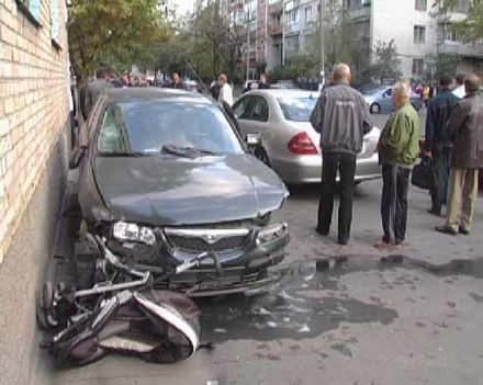 В Киеве иномарка сбила коляску с ребенком (фоторепортаж)