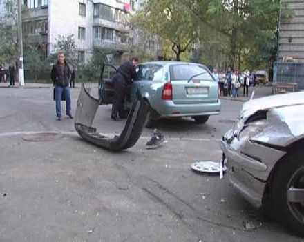 В Киеве иномарка сбила коляску с ребенком (фоторепортаж)