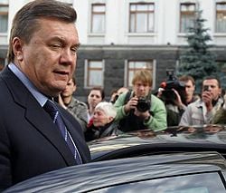 Виктор Янукович садится в автомобиль после встречи в Секретариате Президента. Киев, 8 октября