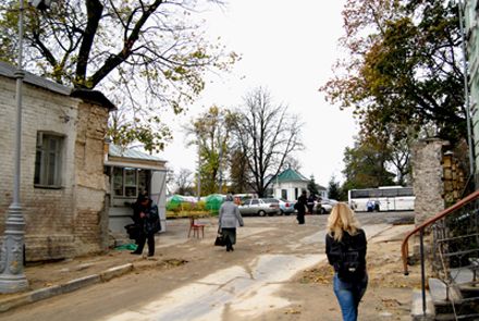 Ночью в Лавре снесли памятник архитектуры (добавлены фото)