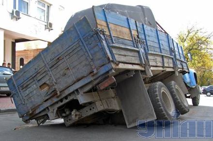 На Подоле под землю провалился грузовик ЗИЛ (фоторепортаж)