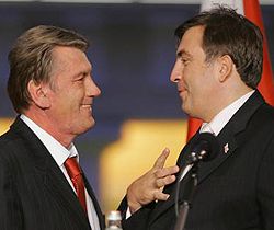 Віктор Ющенко і Михайло Саакашвілі спілкуються під час Енергетичного саміту. Вільнюс, 10 жовтня