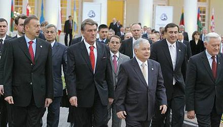 Ющенко, Алиев, Адамкус, Качиньський, Саакашили