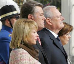 Президенти України і Словаччини з дружинами під час офіційної церемонії зустрічі. Братислава, 11 жовтня 