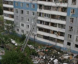 Спасатели работают в доме, разрушенном в результате взрыва бытового газа. Днепропетровск, 13 октября