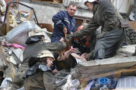 Завалы приходится разбирать вручную. Для того, чтобы иметь возможность извлечь из руин тела пострадавших. К сожалению, большинству из них уже ничем нельзя помочь... 