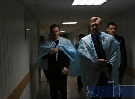 Прем`єр-міністр Віктор Янукович відвідав обласну клінічну лікарню ім. Мечникова, куди звозять потерпілих