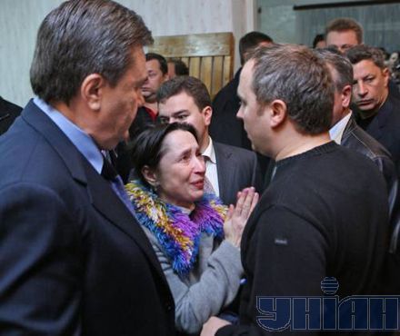 И вместе с главой МЧС Нестором Шуфричем встретился с людьми, которые остались без крова в результате взрыва