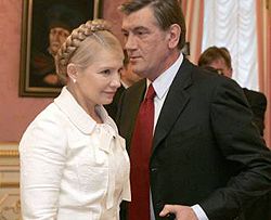 Виктор Ющенко и Юлия Тимошенко во время встречи главы государства с лидерами демократических сил в Секретариате Президента. Киев, 15 октября