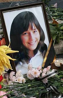 Фото чотирнадцятирічної школярки Даши Бірюкової, яка загинула через вибух газу, що стався 13 жовтня 2007 р. в житловому будинку в Дніпропетровську
