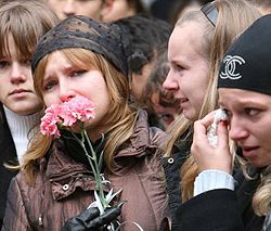 Одноклассники провожают в последний путь четырнадцатилетнюю школьницу Дашу Бирюкову, которая погибла от взрыва газа в жилом доме. Днепропетровск, 15 октября