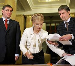 Юрій Луценко, Юлія Тимошенко і В’ячеслав Кириленко під час підписання угоди про створення коаліції у Верховній Раді. Київ, 15 жовтня 