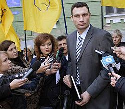 Виталий Кличко дает интервью после подачи документов в Окружной административный суд. Киев, 16 октября