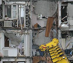 Спасатели разбирают руины дома, разрушенного в результате взрыва бытового газа. Днепропетровск, 15 октября