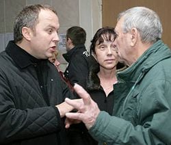 Нестор Шуфрич общается с потерпевшими от взрыва бытового газа в штабе по ликвидации последствий аварии. Днепропетровск, 16 октября