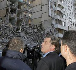 Віктор Ющенко біля зруйнованого під`їзду житлового будинку в Дніпропетровську. 17 жовтня 
