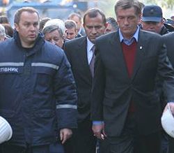 Нестор Шуфрич, Андрій Клюєв і Віктор Ющенко прямують до місця аварії в Дніпропетровську. 17 жовтня