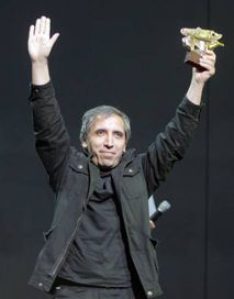 Ющенко вручає ”Скіфського оленя” іранському режисеру (3 фото)