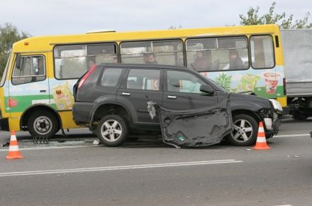 По Московскому мосту разбросало пять автомобилей (фото)