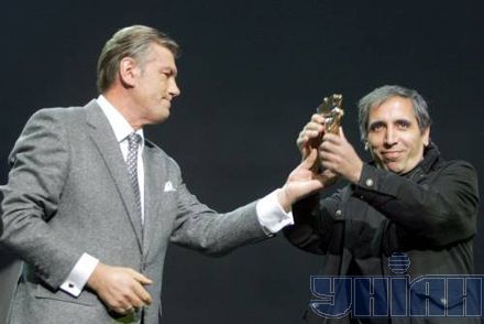 Виктор Ющенко вручает иранскому режиссеру, нынешнему председателю жюри «Молодости» Мохсену Махмальбафу приз, статуэтку «Скифский олень»