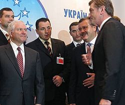 Виктор Ющенко, Роберт Гейтс и Анатолий Гриценко  перед началом заседания Совета министров обороны стран Юго-Восточной Европы. Киев, 22 октября