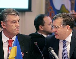 Анатолій Гриценко і Віктор Ющенко на засіданні Ради міністрів оборони країн Південно-Східної Європи в Києві у понеділок, 22 жовтня