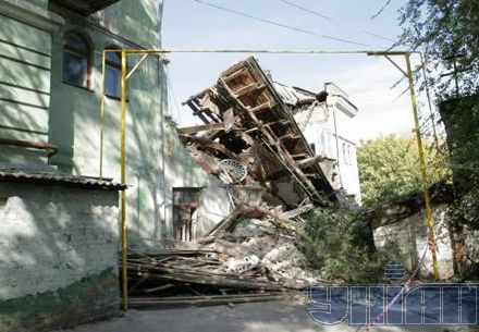 В Днепропетровске рухнула школа (фото)