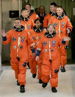 Экипаж шаттла Дискавери с экспедицией СТС-120. Пилот Джордж Замка, Даниэль Тани, Скотт Паразински, Паоло Несполи, Дуглас Вилок, Стефани Вильсон, Памела Мэлрой (Фото Reuters)