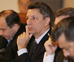 Юрий Бойко слушает выступления своих коллег во время заседания Кабмина. Киев, 24 октября