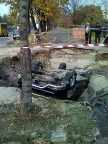 У Києві на Борщагівці ”Лексус” провалився під землю (фото)