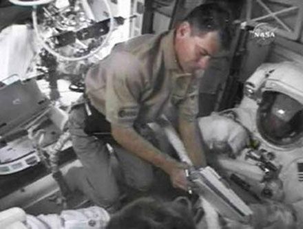 Паоло Несполі готує до виходу у відкритий космос Скотта Паразінські