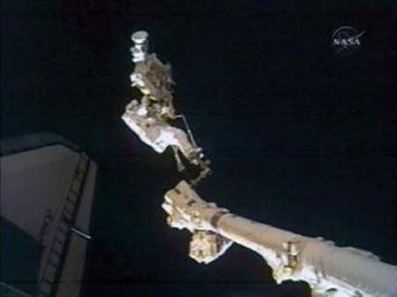 Дуглас Вілок (Douglas Wheelock) пересувається за допомогою крана-маніпулятора