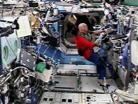 Стефані Вілсон і Клейтон Андерсон зсередини керують краном-маніпулятором МКС