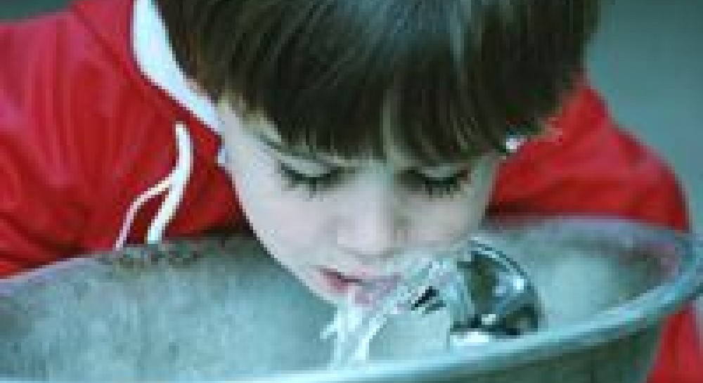 Чтобы дети не болели ангиной, закаляйте им горло