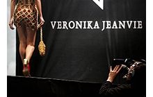 Українська партнерка Пако Рабанна уже вивчила, що таке мода, але не освоїла назву американського журналу