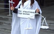 Активістів “Братства” посадять на 2 дні за блокування дверей суду