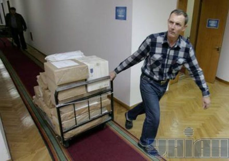 Работники ЦИК везут в архив обработанные протоколы из зарубежных округов