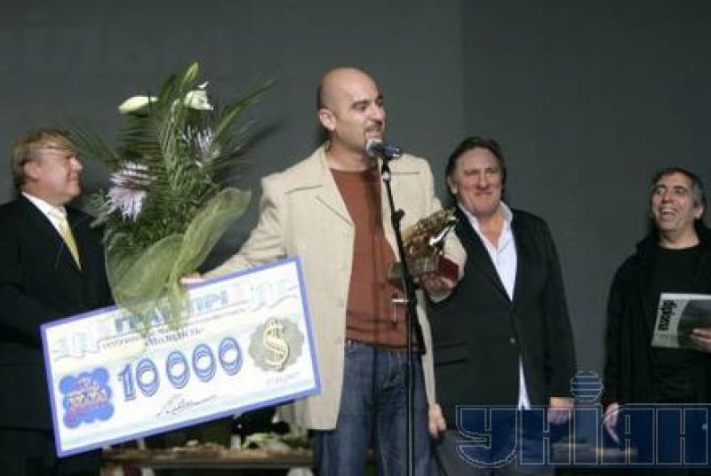 Израильский режиссер Эран Колирин демонстрирует свои призы