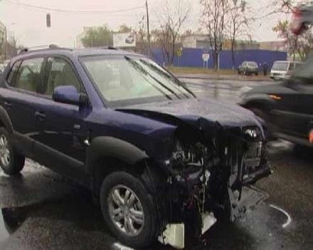 У Києві зіткнулися дві іномарки: 5 пішоходів у лікарні (фоторепортаж)

