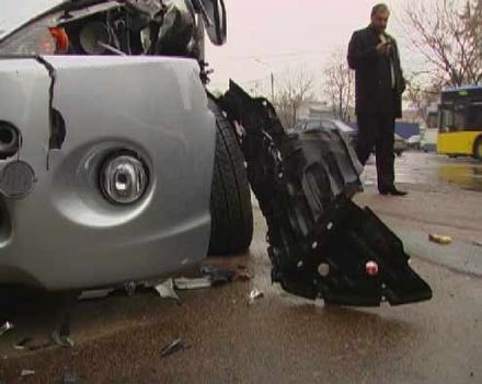 У Києві зіткнулися дві іномарки: 5 пішоходів у лікарні (фоторепортаж)

