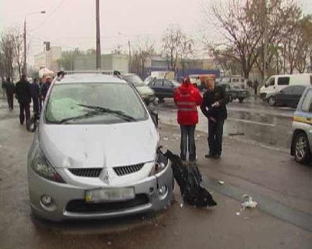 У Києві зіткнулися дві іномарки: 5 пішоходів у лікарні (фоторепортаж)

