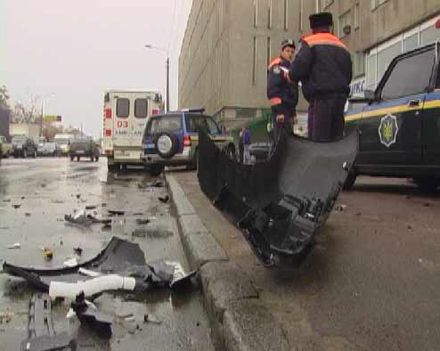 У Києві зіткнулися дві іномарки: 5 пішоходів у лікарні (фоторепортаж)

