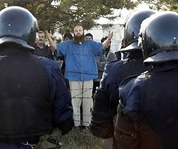 Фирма Олви-Крым пытается выселить крымских татар, которые захватили территорию, отведенную под строительство жилищного комплекса. Симферополь, 1 ноября