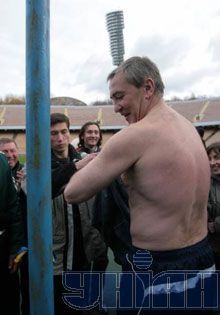 Продемонстрував біцепс...