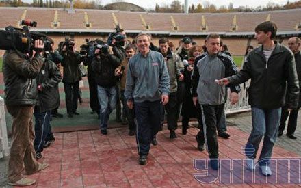 Довольный Черновецкий покидал стадион с видом победителя. Луценко засчитали «поражение» из-за неявки