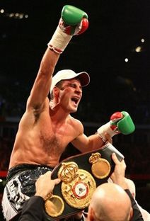 Объявлен абсолютный чемпион мира по боксу (фото)
