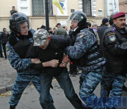 Милиция задержала участников пикета УНА-УНСО в Киеве (фоторепортаж)