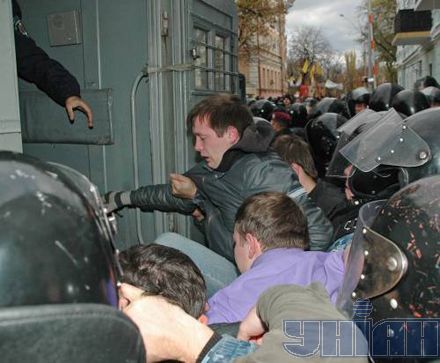 Милиция задержала участников пикета УНА-УНСО в Киеве (фоторепортаж)